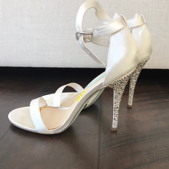 Betsey Johnson satin 4 1/2 inch heal - Picture 3 of 4